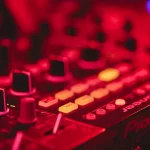 Dj weselny w krakowie – jakie utwory zawsze działają na gości?