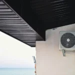 Jednostka zewnętrzna klimatyzacji na Pomorzu zamontowana pod daszkiem