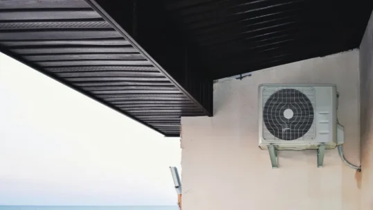 Jednostka zewnętrzna klimatyzacji na Pomorzu zamontowana pod daszkiem